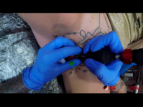❤️ Uiters getatoeëerde hottie Sully Savage het 'n tatoeëermerk op haar klitoris gekry ️ Superseks by ons ❤